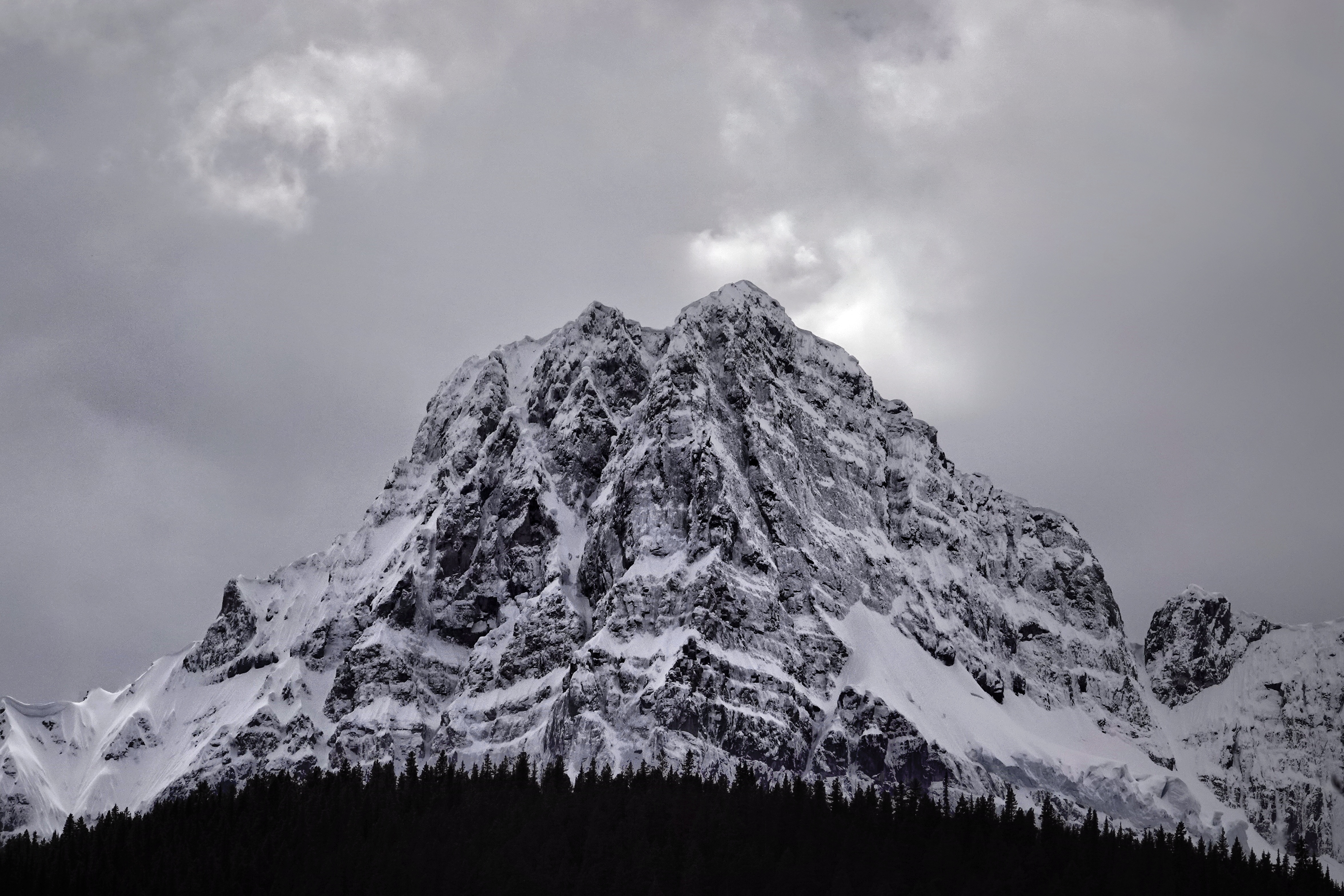 Montagne noire et enneigée dans les Rocheuses canadiennes